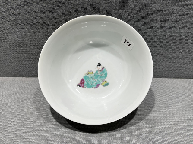 古玩陶瓷民國·“雍正年制”藍料粉彩人物紋大碗真品鑒賞圖