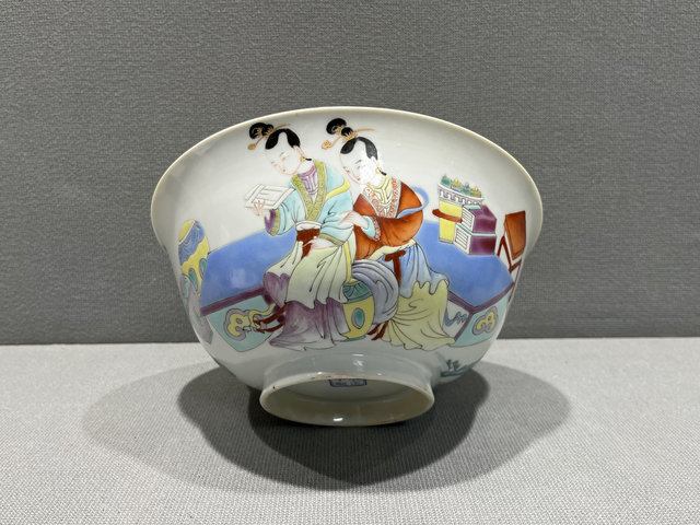 古玩陶瓷民國·“雍正年制”藍料粉彩人物紋大碗真品鑒賞圖