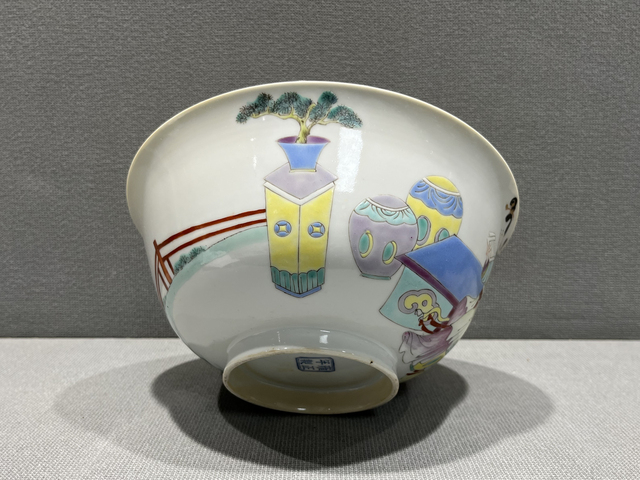 古玩陶瓷民國·“雍正年制”藍料粉彩人物紋大碗真品鑒賞圖