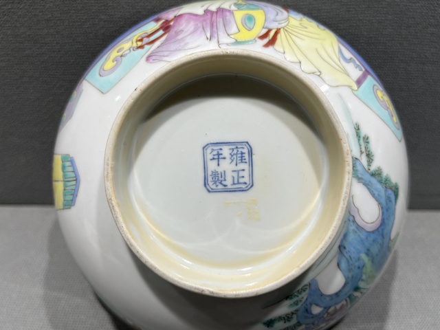 古玩陶瓷民國·“雍正年制”藍料粉彩人物紋大碗真品鑒賞圖