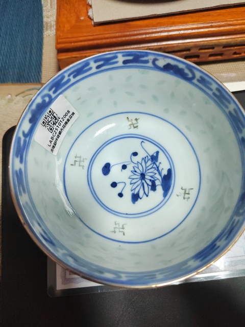 古玩陶瓷清晚期 青花玲瓏描金碗真品鑒賞圖