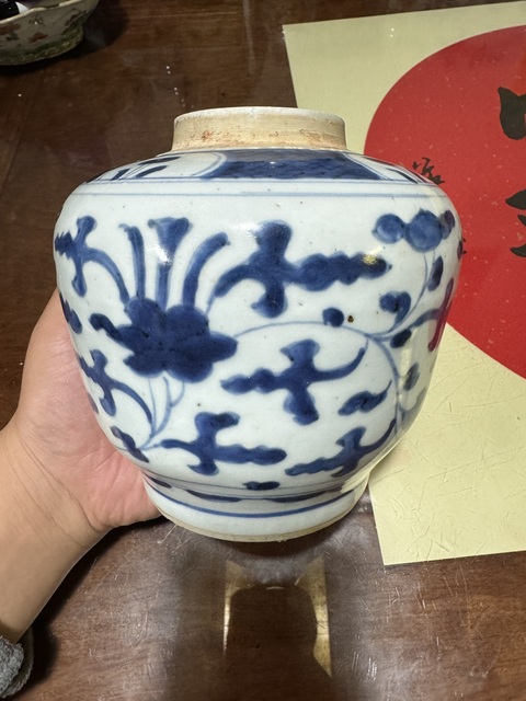 古玩陶瓷明末清初 青花纏枝花卉紋罐真品鑒賞圖