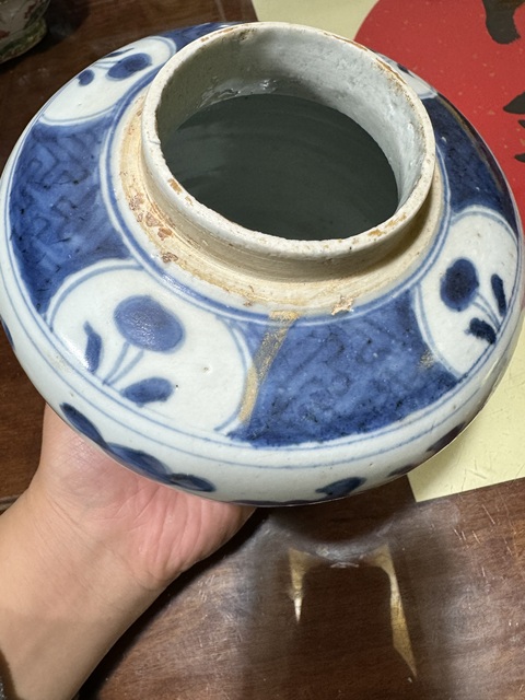 古玩陶瓷明末清初 青花纏枝花卉紋罐真品鑒賞圖