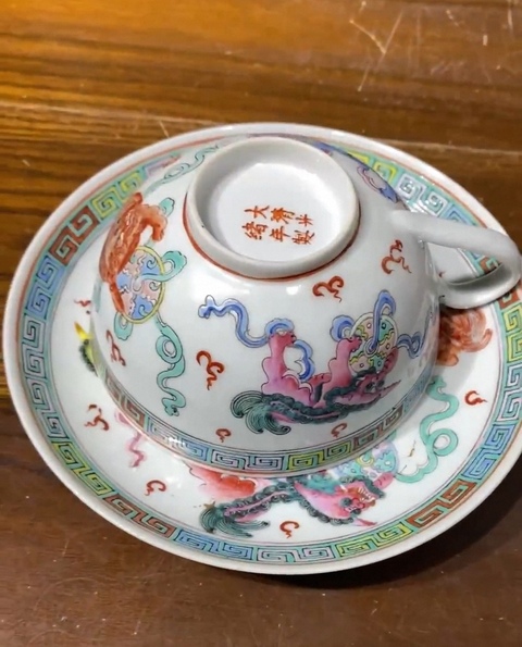 古玩陶瓷粉彩獅子銹球紋杯碟一套真品鑒賞圖