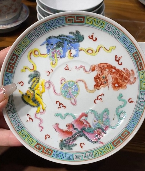 古玩陶瓷粉彩獅子銹球紋杯碟一套真品鑒賞圖