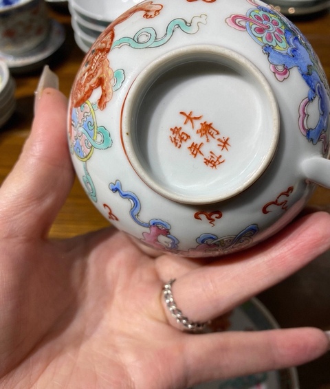 古玩陶瓷粉彩獅子銹球紋杯碟一套真品鑒賞圖