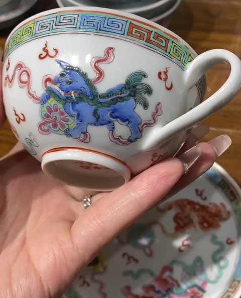 古玩陶瓷粉彩獅子銹球紋杯碟一套真品鑒賞圖