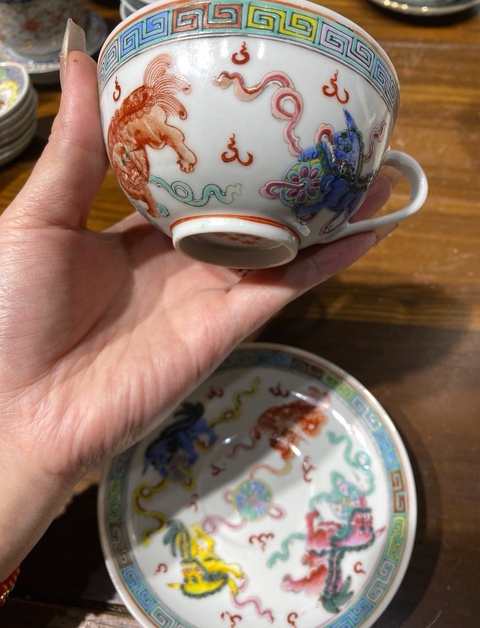 古玩陶瓷粉彩獅子銹球紋杯碟一套真品鑒賞圖