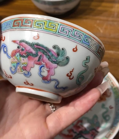 古玩陶瓷粉彩獅子銹球紋杯碟一套真品鑒賞圖
