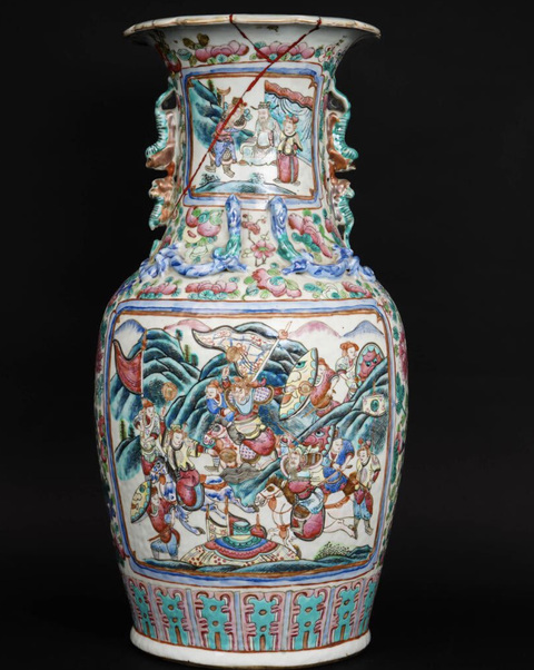 古玩陶瓷粉彩人物故事紋花口瓶真品鑒賞圖