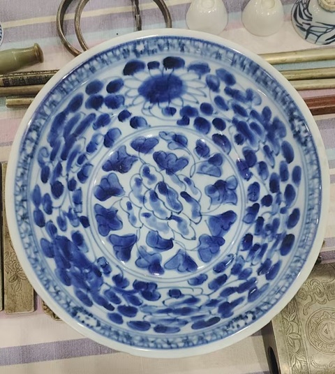 古玩陶瓷花卉紋青花碗真品鑒賞圖