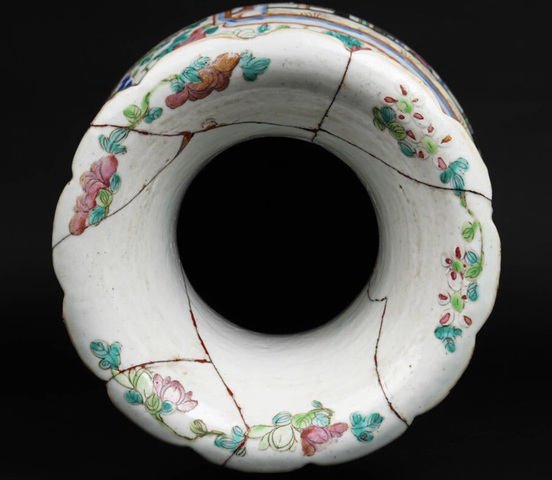 古玩陶瓷粉彩人物故事紋花口瓶真品鑒賞圖