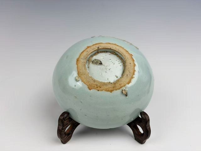 古玩陶瓷明中期·青花露胎魚藻紋臥足洗真品鑒賞圖