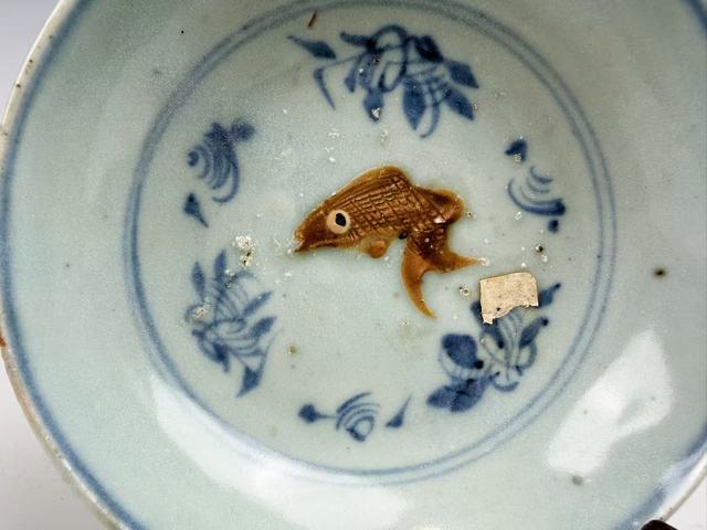 古玩陶瓷明中期·青花露胎魚藻紋臥足洗真品鑒賞圖