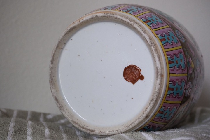 古玩陶瓷清晚期 粉彩人物紋冬瓜罐真品鑒賞圖