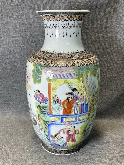 古玩陶瓷粉彩人物故事圖燈籠瓶拍賣，當(dāng)前價(jià)格29800元