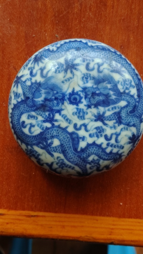 古玩陶瓷清代晚期龍紋青花印泥盒真品鑒賞圖
