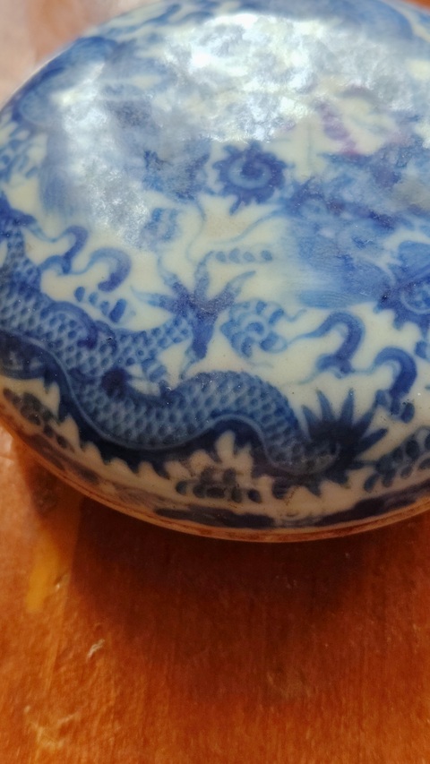 古玩陶瓷清代晚期龍紋青花印泥盒真品鑒賞圖