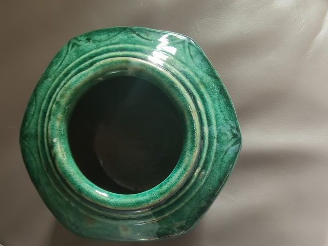 古玩陶瓷綠釉花卉紋罐真品鑒賞圖