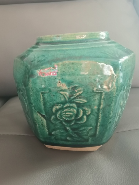 古玩陶瓷綠釉花卉紋罐真品鑒賞圖