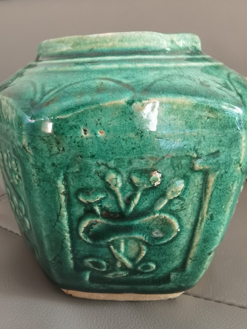 古玩陶瓷綠釉花卉紋罐真品鑒賞圖