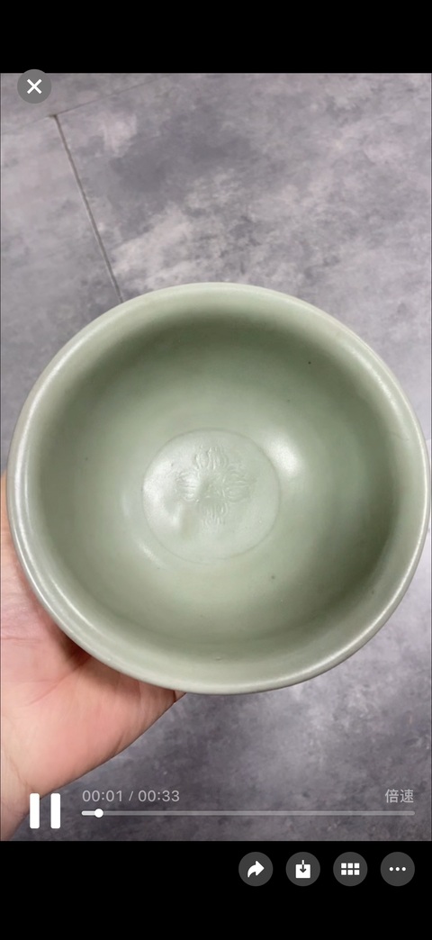 古玩陶瓷龍泉青瓷花卉紋碗真品鑒賞圖