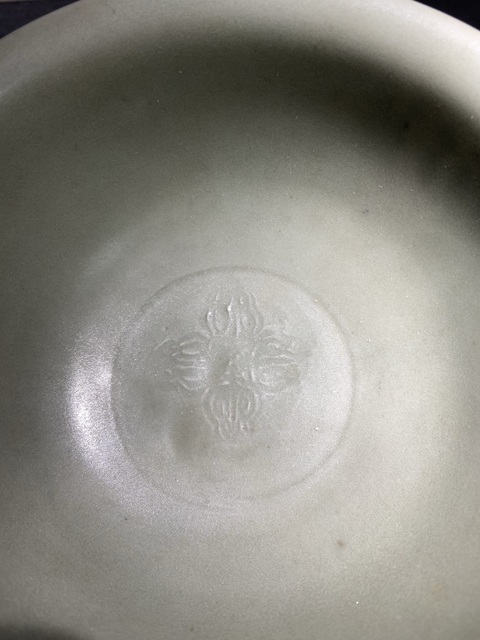 古玩陶瓷龍泉青瓷花卉紋碗真品鑒賞圖