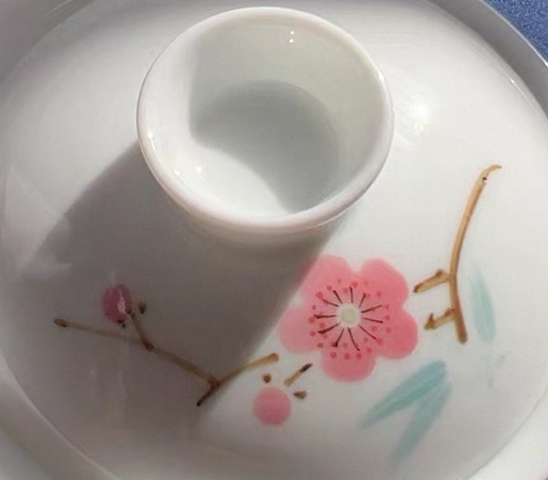 古玩陶瓷梅紋三才蓋杯真品鑒賞圖