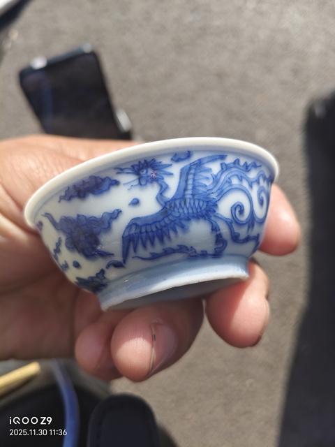 古玩陶瓷日本明治青花鳳紋茶碗真品鑒賞圖