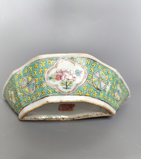 古玩陶瓷松石綠地粉彩花卉紋角碗真品鑒賞圖