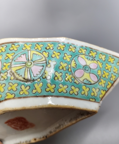 古玩陶瓷松石綠地粉彩花卉紋角碗真品鑒賞圖