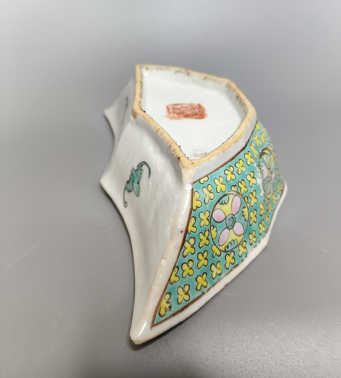 古玩陶瓷松石綠地粉彩花卉紋角碗真品鑒賞圖