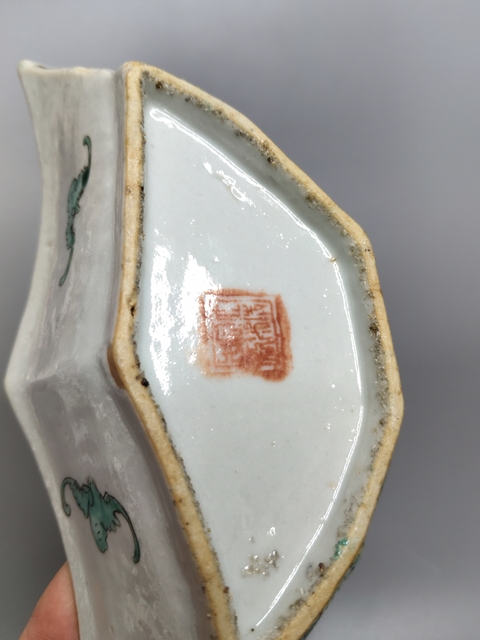 古玩陶瓷松石綠地粉彩花卉紋角碗真品鑒賞圖