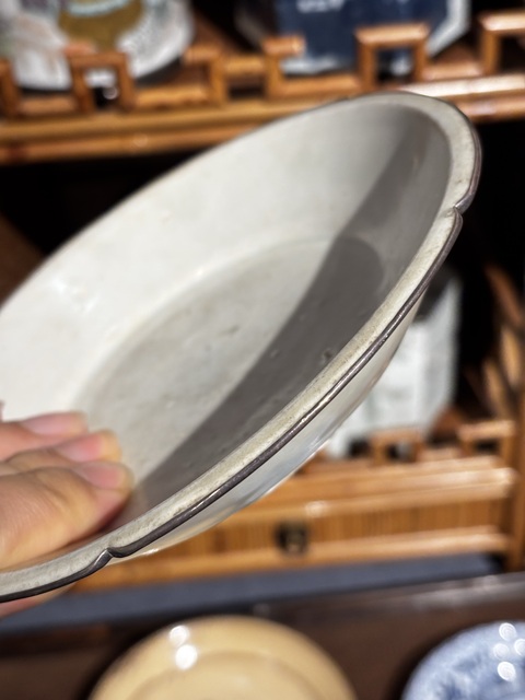 古玩陶瓷白釉五花口盤真品鑒賞圖