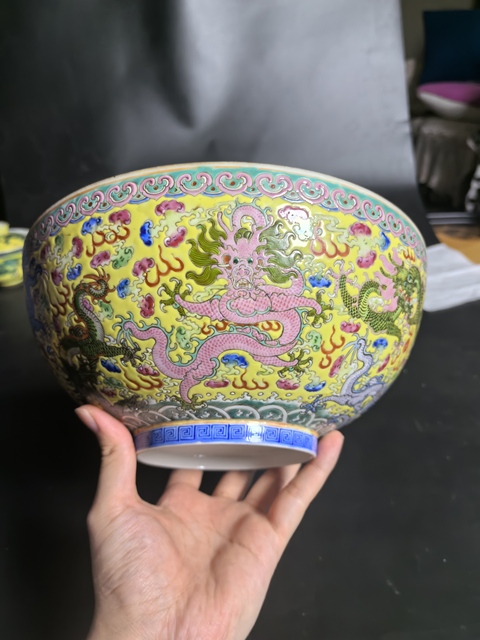 古玩陶瓷黃地粉彩龍紋碗鑒真品鑒賞圖