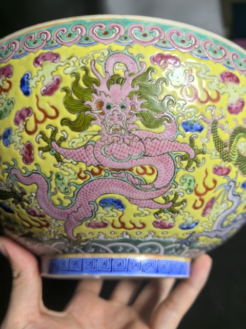 古玩陶瓷黃地粉彩龍紋碗鑒真品鑒賞圖