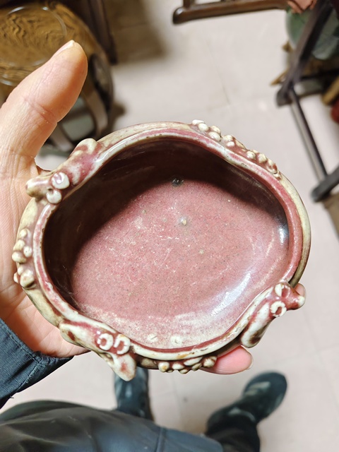 古玩陶瓷 堆塑松鼠葡萄紋海棠型紅釉洗真品鑒賞圖