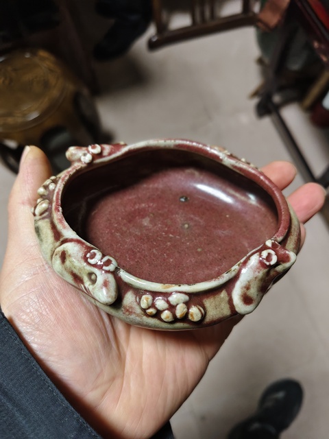 古玩陶瓷 堆塑松鼠葡萄紋海棠型紅釉洗真品鑒賞圖