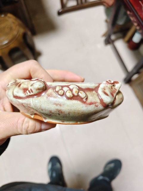 古玩陶瓷 堆塑松鼠葡萄紋海棠型紅釉洗真品鑒賞圖