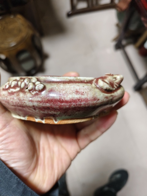 古玩陶瓷 堆塑松鼠葡萄紋海棠型紅釉洗真品鑒賞圖