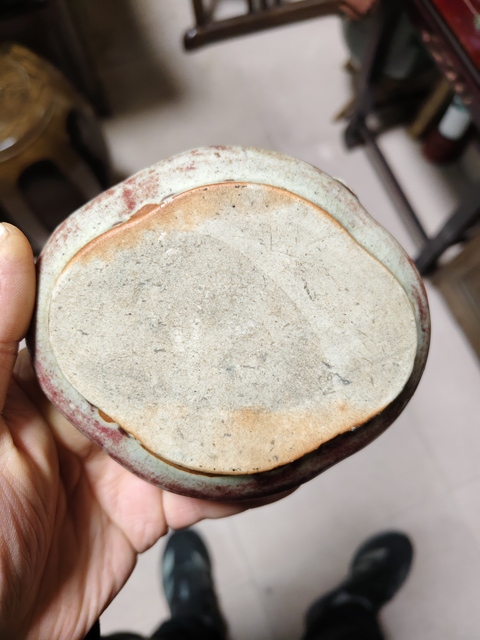 古玩陶瓷 堆塑松鼠葡萄紋海棠型紅釉洗真品鑒賞圖