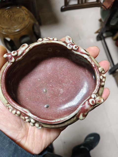 古玩陶瓷 堆塑松鼠葡萄紋海棠型紅釉洗真品鑒賞圖