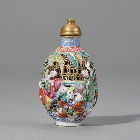 古玩陶瓷粉彩堆塑人物紋鼻煙壺真品鑒賞圖