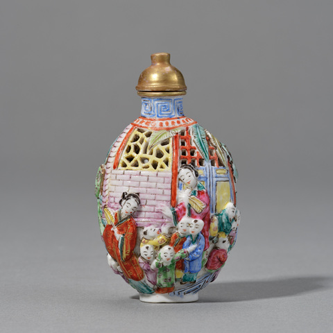 古玩陶瓷粉彩堆塑人物紋鼻煙壺真品鑒賞圖