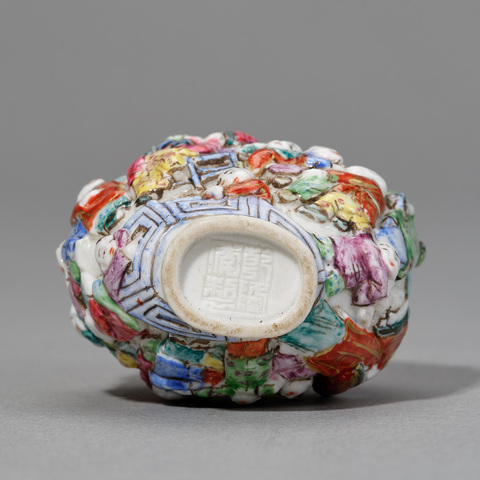 古玩陶瓷粉彩堆塑人物紋鼻煙壺真品鑒賞圖