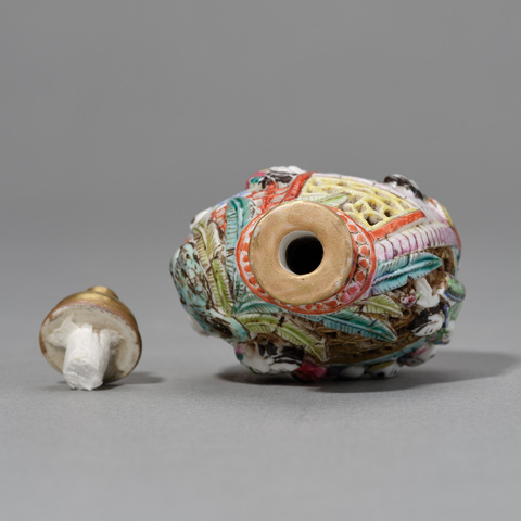 古玩陶瓷粉彩堆塑人物紋鼻煙壺真品鑒賞圖