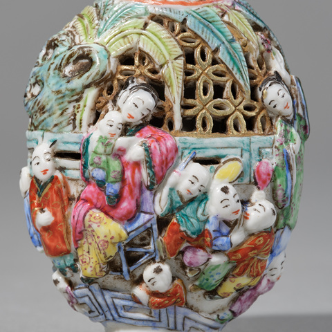 古玩陶瓷粉彩堆塑人物紋鼻煙壺真品鑒賞圖