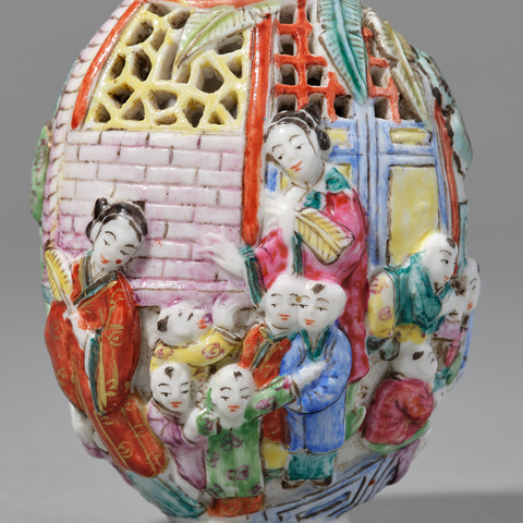 古玩陶瓷粉彩堆塑人物紋鼻煙壺真品鑒賞圖