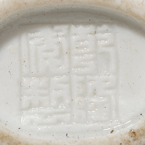 古玩陶瓷粉彩堆塑人物紋鼻煙壺真品鑒賞圖