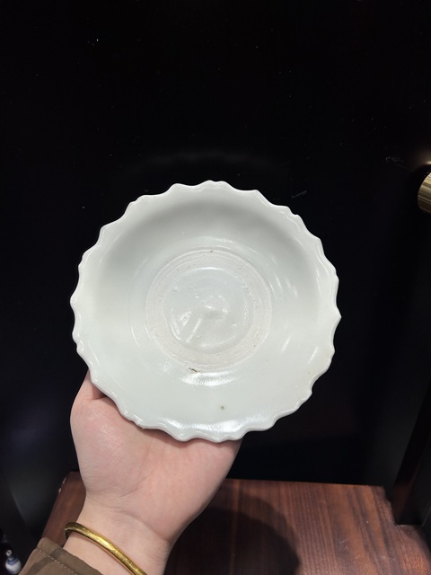 古玩陶瓷澀圈圈足疊燒工藝白釉花口盤真品鑒賞圖